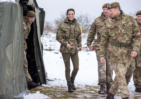 Gaya Kate Middleton Berseragam Militer, Ikut Latihan Penanganan Medis di Medan Perang