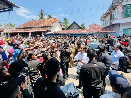 Potret Prabowo Mandi Keringat Saat Diajak Jokowi Blusukan ke Pasar