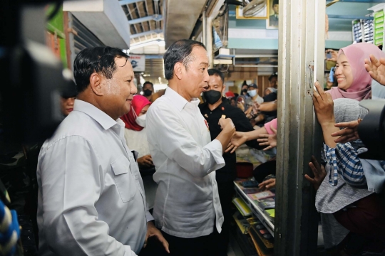 Potret Prabowo Mandi Keringat Saat Diajak Jokowi Blusukan ke Pasar