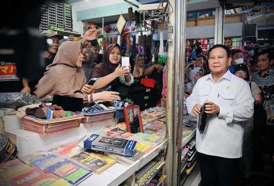 Potret Prabowo Mandi Keringat Saat Diajak Jokowi Blusukan ke Pasar