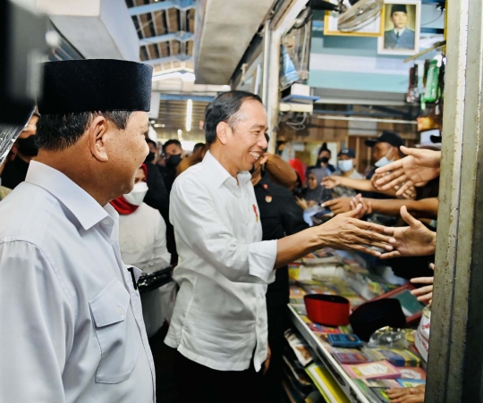 Potret Prabowo Mandi Keringat Saat Diajak Jokowi Blusukan ke Pasar