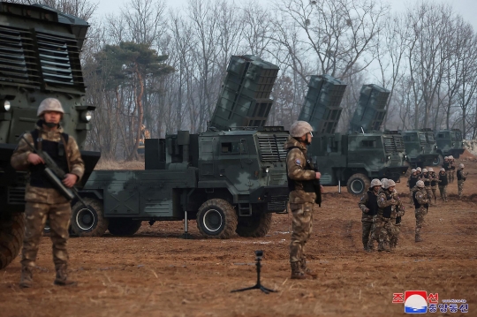 Militer Korut Tembakkan 6 Rudal Taktis, Dipantau Langsung Kim Jong-un dan Putrinya