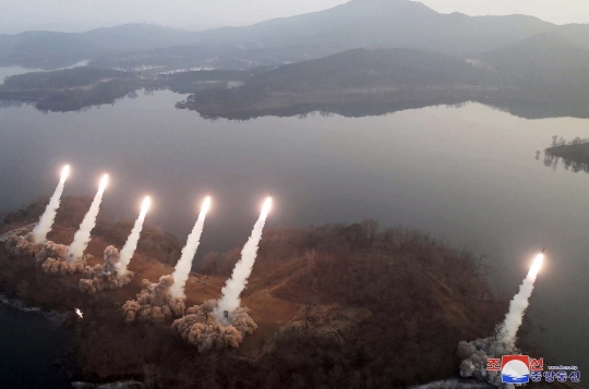 Militer Korut Tembakkan 6 Rudal Taktis, Dipantau Langsung Kim Jong-un dan Putrinya