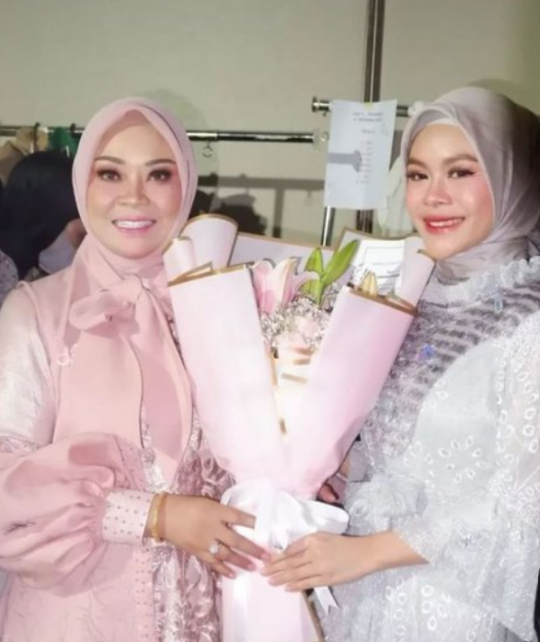 Anggun dan Cantik, Melly Lee Juara LIDA 2020 Tampil Dalam Peragaan Busana Muslimah