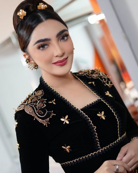 6 Potret Cantik Ashanty Pakai Kebaya, Anang Sebut Penampilan Sang Istri Bak Bidadari