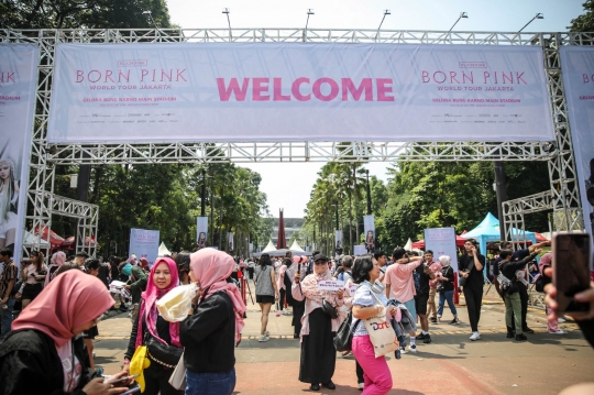 Antusiasme Ribuan Fans Padati GBK Jelang Konser BLACKPINK