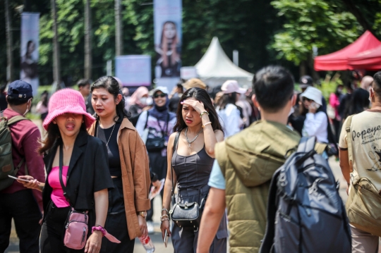 Antusiasme Ribuan Fans Padati GBK Jelang Konser BLACKPINK