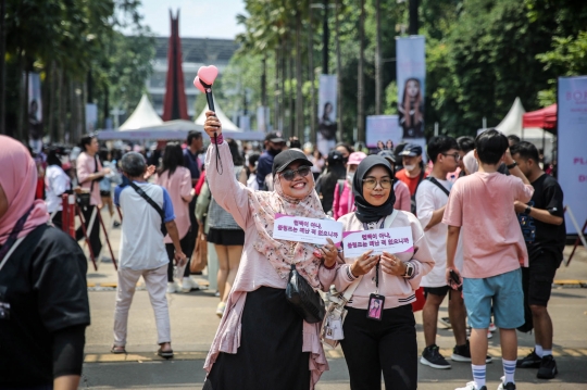 Antusiasme Ribuan Fans Padati GBK Jelang Konser BLACKPINK