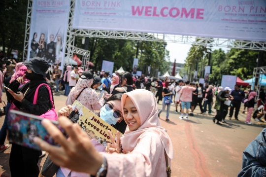 Antusiasme Ribuan Fans Padati GBK Jelang Konser BLACKPINK