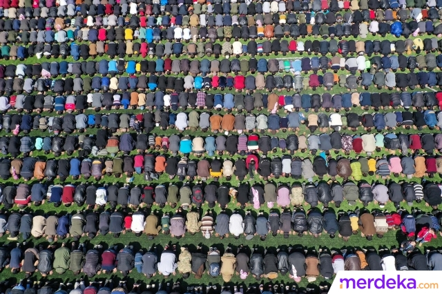 Pandangan udara menunjukkan ribuan orang melaksanakan salat istisqa untuk meminta hujan di dalam stadion di Kota Idlib, yang dikuasai pemberontak Suriah, pada 10 Maret 2023. 