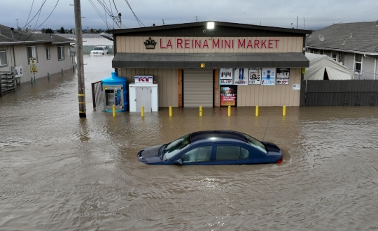 Banjir Akibat Tanggul Jebol Sapu 9.000 Warga Perumahan di California Mengungsi