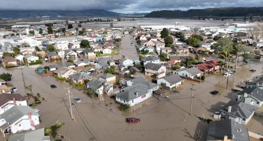 Banjir Akibat Tanggul Jebol Sapu 9.000 Warga Perumahan di California Mengungsi