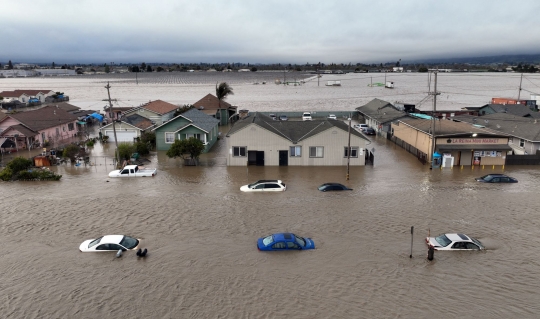 Banjir Akibat Tanggul Jebol Sapu 9.000 Warga Perumahan di California Mengungsi