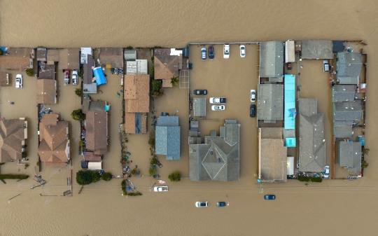 Banjir Akibat Tanggul Jebol Sapu 9.000 Warga Perumahan di California Mengungsi