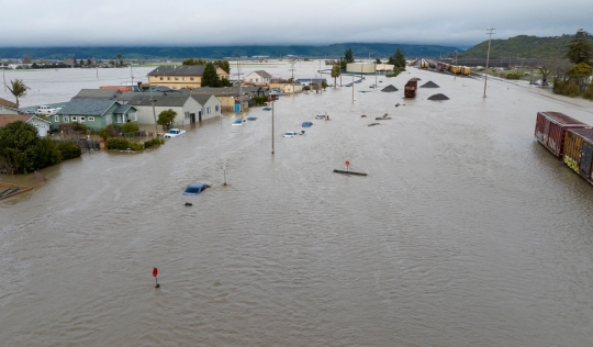 Banjir Akibat Tanggul Jebol Sapu 9.000 Warga Perumahan di California Mengungsi