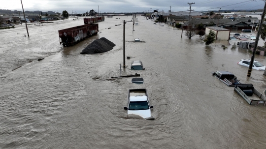 Banjir Akibat Tanggul Jebol Sapu 9.000 Warga Perumahan di California Mengungsi