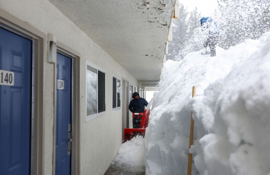 Ekstremnya Ketebalan Salju di California, Motel Nyaris Terkubur