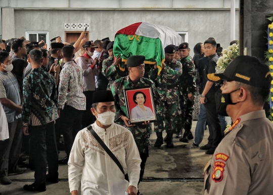 Wajah Sedih Jokowi Melepas Jenazah Istri Moeldoko ke Pemakaman