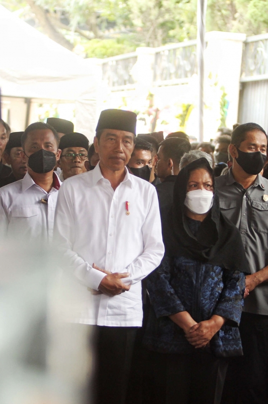 Wajah Sedih Jokowi Melepas Jenazah Istri Moeldoko ke Pemakaman