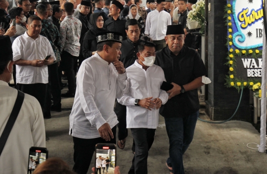 Wajah Sedih Jokowi Melepas Jenazah Istri Moeldoko ke Pemakaman