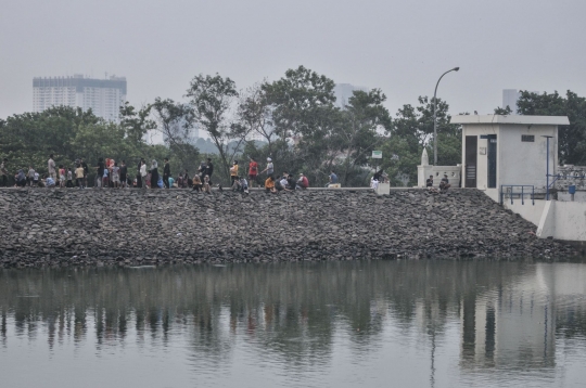 Potret Situ Gintung Jadi Wisata Alternatif Warga di Akhir Pekan