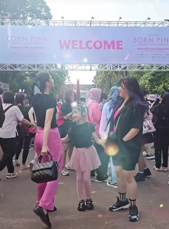 Cantik & Menggemaskan, Ini 6 Potret Thalia Anak Ruben Onsu Saksikan Konser Blackpink