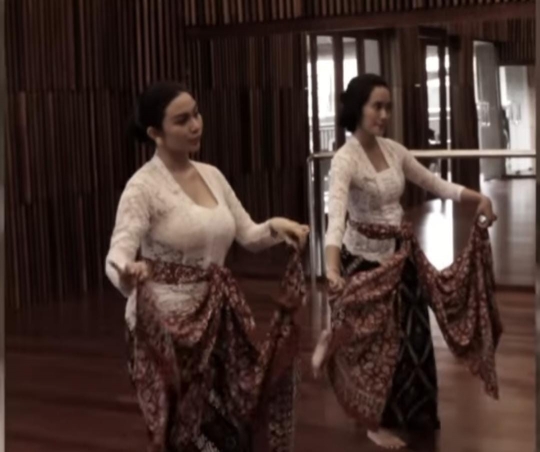 Pesona Ariel Tatum Pakai Kebaya Menari Tradisional Yogya, Bak Putri Jawa