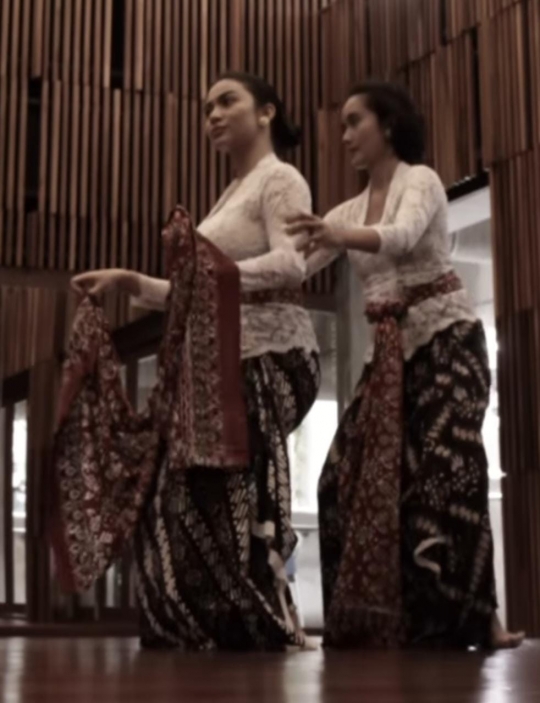 Pesona Ariel Tatum Pakai Kebaya Menari Tradisional Yogya, Bak Putri Jawa