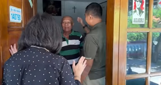 Potret Kolonel TNI Cahyo Permono Peluk Sang Ayah Saat Pulkam, Joy Tobing 'Rindu dia'