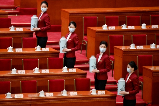 Aksi Pramusaji Teh Hangat Cantik China di Kongres Rakyat Nasional Beijing