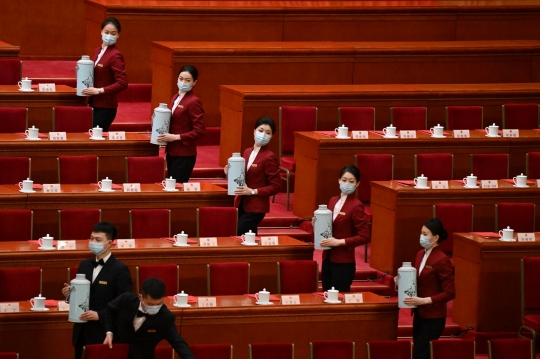 Aksi Pramusaji Teh Hangat Cantik China di Kongres Rakyat Nasional Beijing