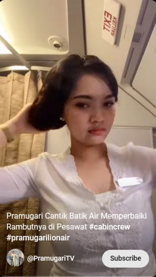 Momen Gemesin Pramugari Cantik Menata Rambut di Dalam Pesawat, Kece Banget