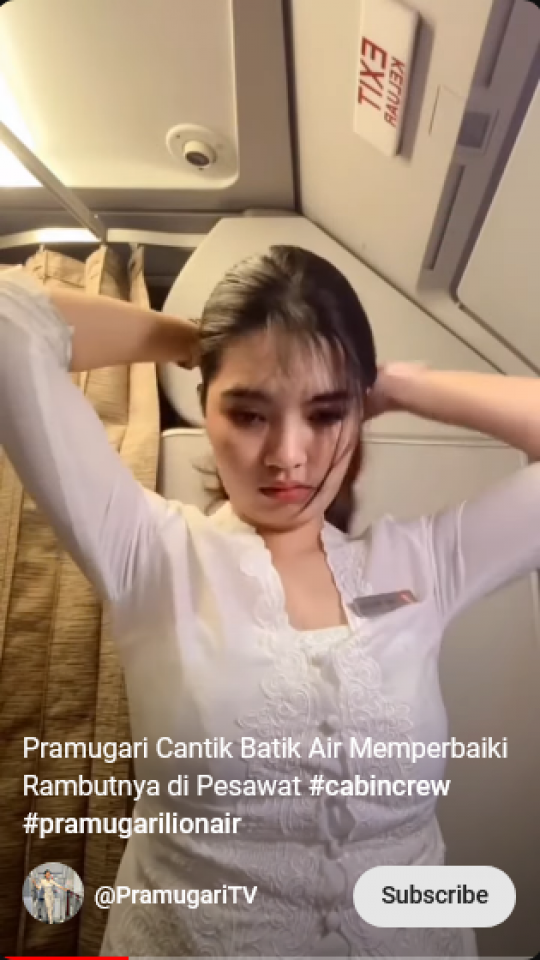 Momen Gemesin Pramugari Cantik Menata Rambut di Dalam Pesawat, Kece Banget