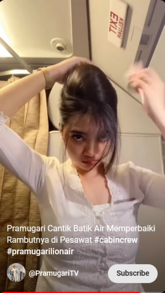 Momen Gemesin Pramugari Cantik Menata Rambut di Dalam Pesawat, Kece Banget