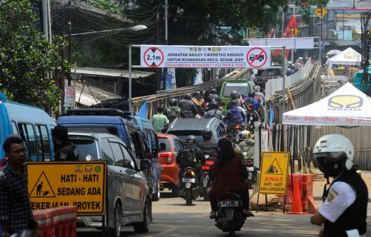 Pasca Longsor, Jalan Raya Bogor-Sukabumi di Cikereteg Tersambung Jembatan Darurat