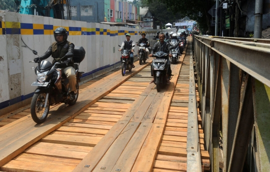 Pasca Longsor, Jalan Raya Bogor-Sukabumi di Cikereteg Tersambung Jembatan Darurat