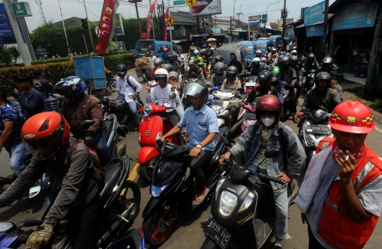 Pasca Longsor, Jalan Raya Bogor-Sukabumi di Cikereteg Tersambung Jembatan Darurat