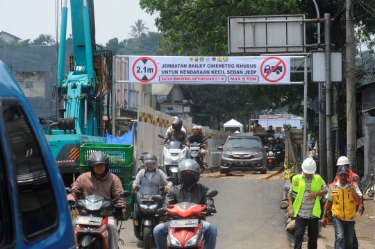 Pasca Longsor, Jalan Raya Bogor-Sukabumi di Cikereteg Tersambung Jembatan Darurat