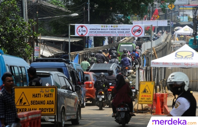 Foto : Pasca Longsor, Jalan Raya Bogor-Sukabumi Di Cikereteg Tersambung ...