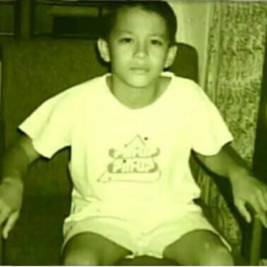 Ganteng dan Menggemaskan, 7 Potret Masa Kecil Ariel Noah yang Jarang Diketahui Publik
