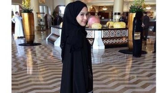 7 Potret Cantik Dian Sastrowardoyo Berhijab Bikin Pangling, Auranya Buat Hati Adem