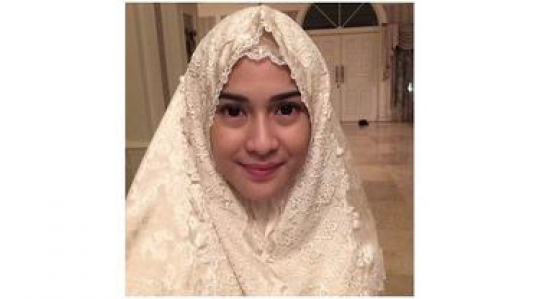 7 Potret Cantik Dian Sastrowardoyo Berhijab Bikin Pangling, Auranya Buat Hati Adem