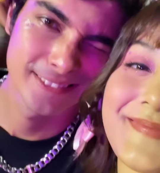 Potret Asyik Cinta Brian Pemeran Dewa di Sinetron BHSI Nonton Blackpink