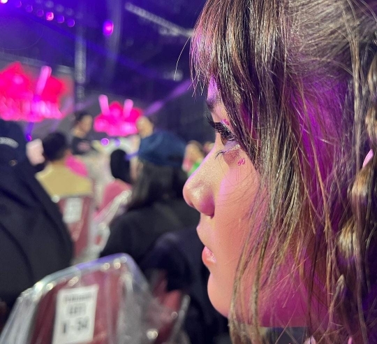 Potret Asyik Cinta Brian Pemeran Dewa di Sinetron BHSI Nonton Blackpink