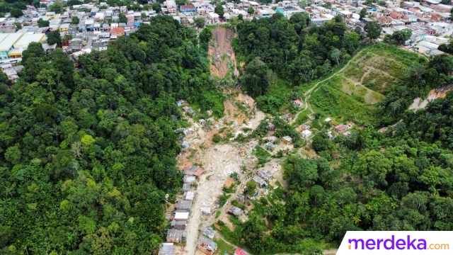 Dari pantauan udara menunjukkan lokasi tanah longsor di lereng bukit yang disebabkan oleh hujan lebat di Manaus, negara bagian Amazonas, Brasil (13/3/2023).