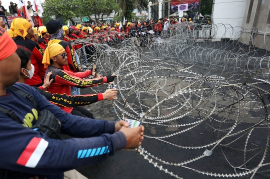 Geruduk DPR, Massa Buruh Tolak Pengesahan Perppu Cipta Kerja