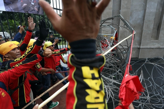 Geruduk DPR, Massa Buruh Tolak Pengesahan Perppu Cipta Kerja