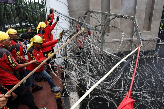 Geruduk DPR, Massa Buruh Tolak Pengesahan Perppu Cipta Kerja