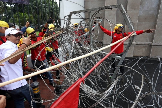 Geruduk DPR, Massa Buruh Tolak Pengesahan Perppu Cipta Kerja