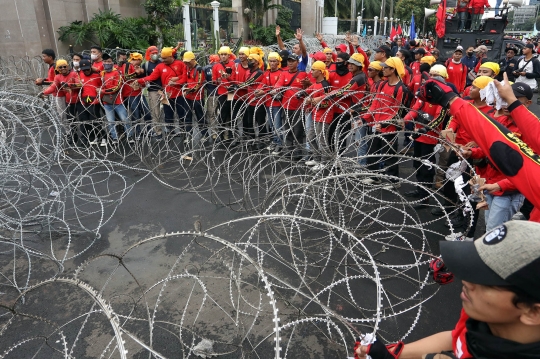 Geruduk DPR, Massa Buruh Tolak Pengesahan Perppu Cipta Kerja